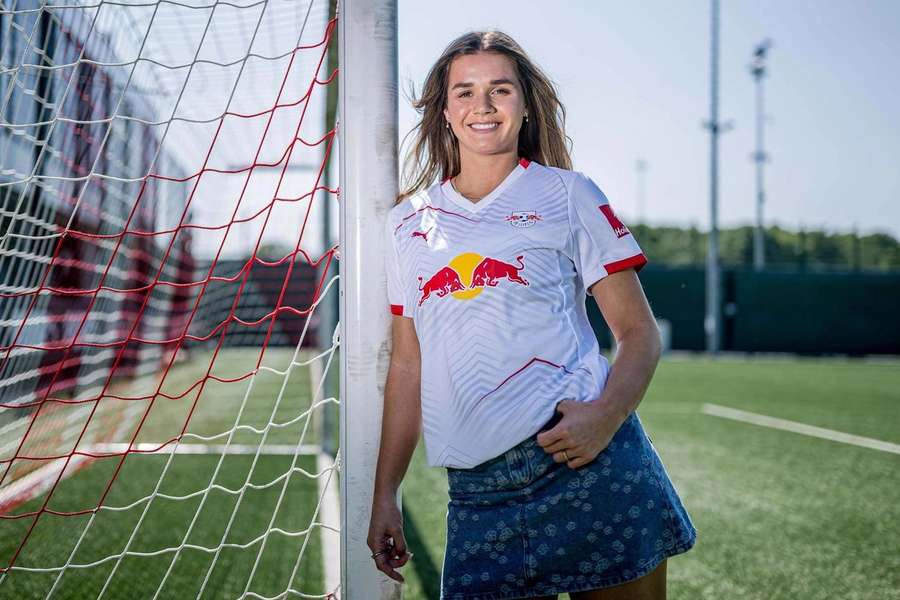 Andrea Norheim com as cores do RB Leipzig