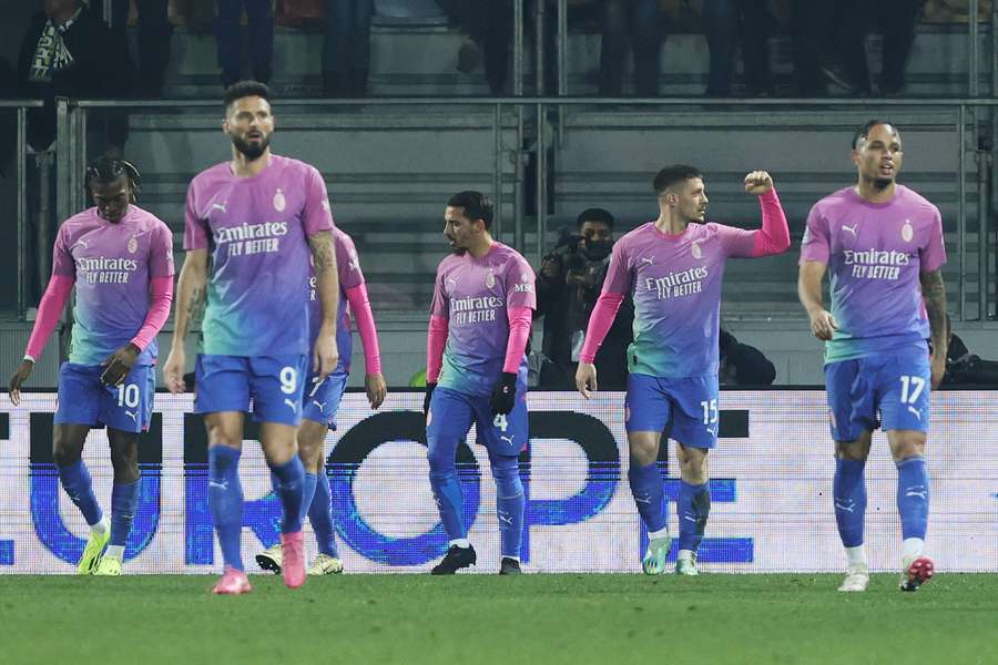 Invaller Luka Jovic bezorgt AC Milan zege bij Frosinone