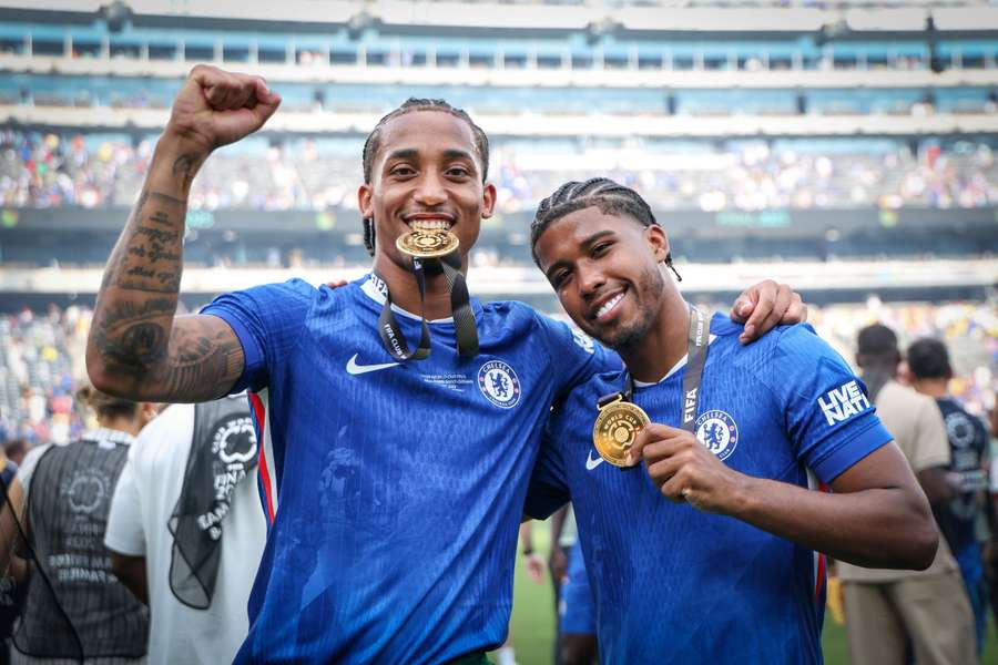 Joao Pedro y Andrey Santos celebran el Mundial de Clubes ganado por el Chelsea