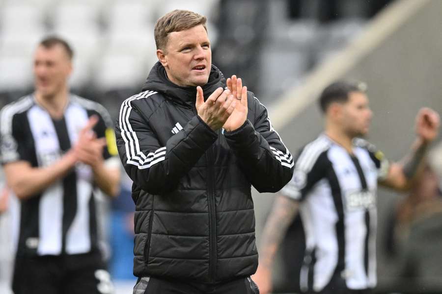 Trener Newcastle Eddie Howe oklaskuje kibiców po dramatycznym zwycięstwie 4-3 nad Nottingham Forest w sobotę.