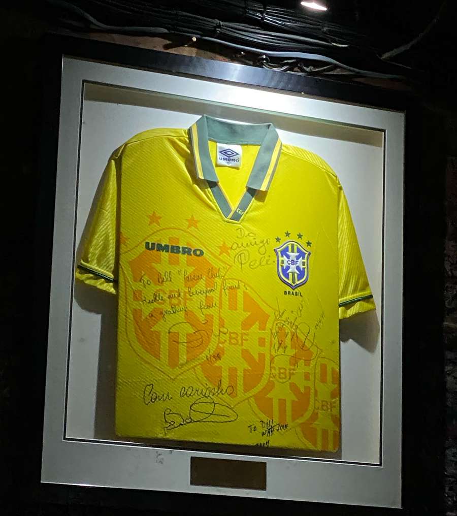 Camiseta dedicada por Pelé en The Cavern Club