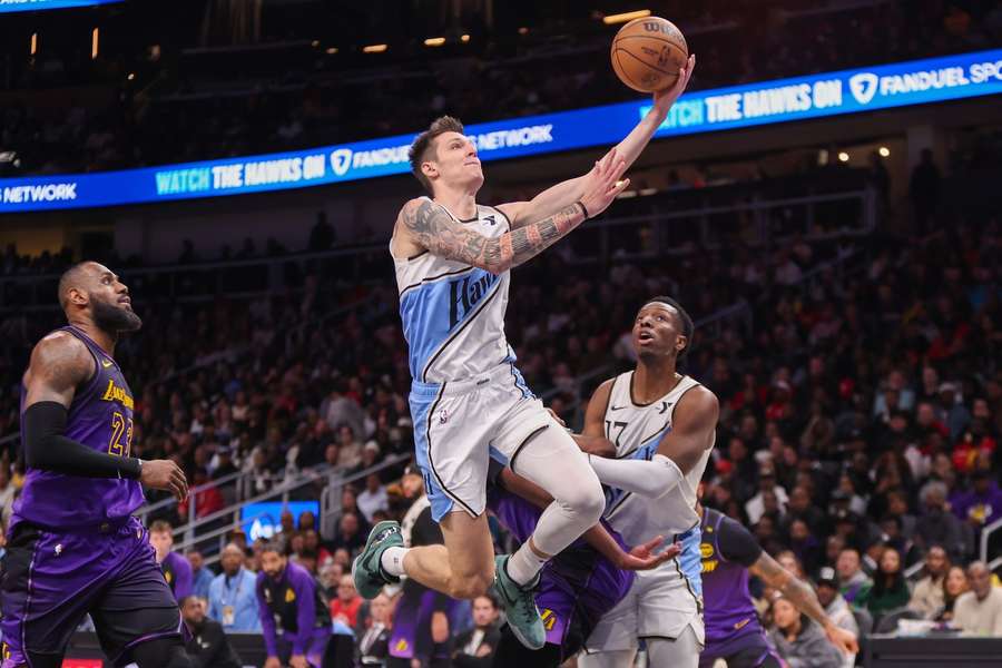 Vít Krejčí zakončuje v duelu proti Los Angeles Lakers.