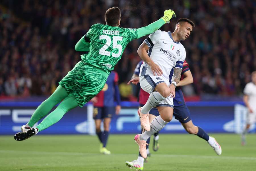 Szczęsny z FC Barcelony i Lautaro Martinez z Interu podczas meczu Ligi Mistrzów UEFA