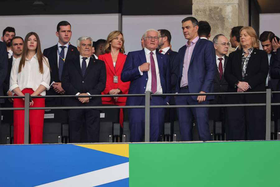 Pedro Rocha, en el palco durante la final de la Eurocopa, cerca de Pedro Sánchez, presidente del Gobierno 