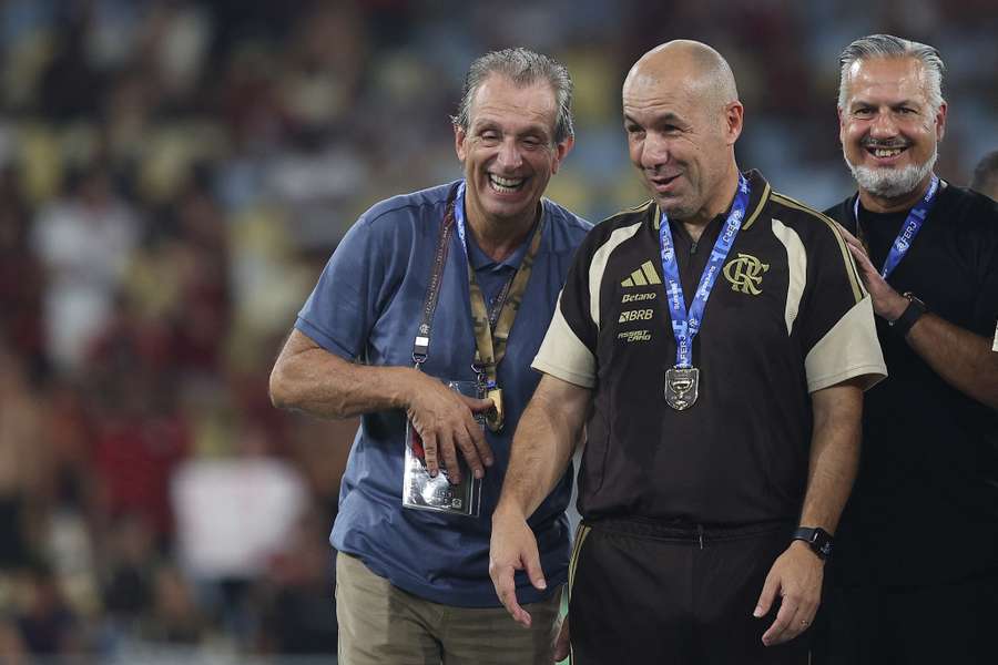 Com sua medalha de campeão carioca, Leonardo Jardim conversa com presidente do Flamengo