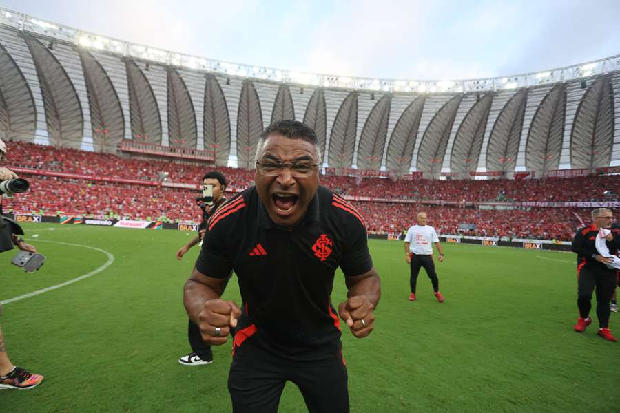 Roger Machado segue no Inter até 2026