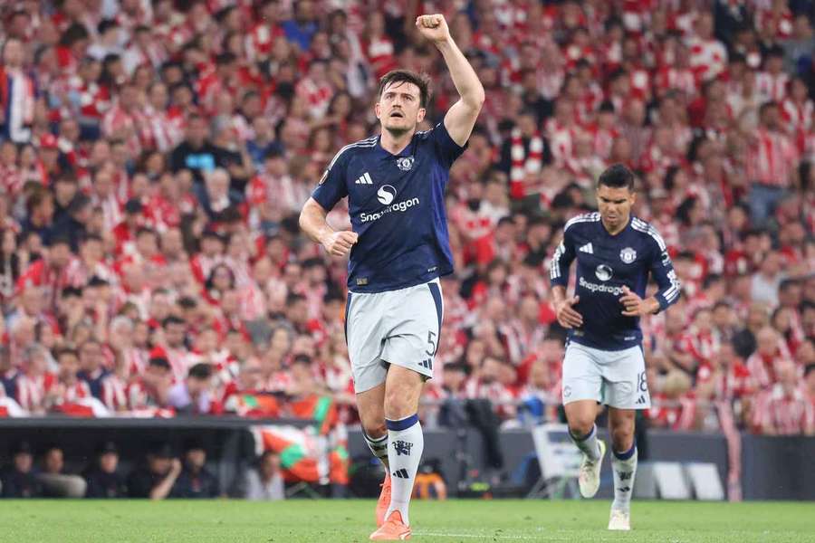 Harry Maguire slaví gól na půdě Athletiku.