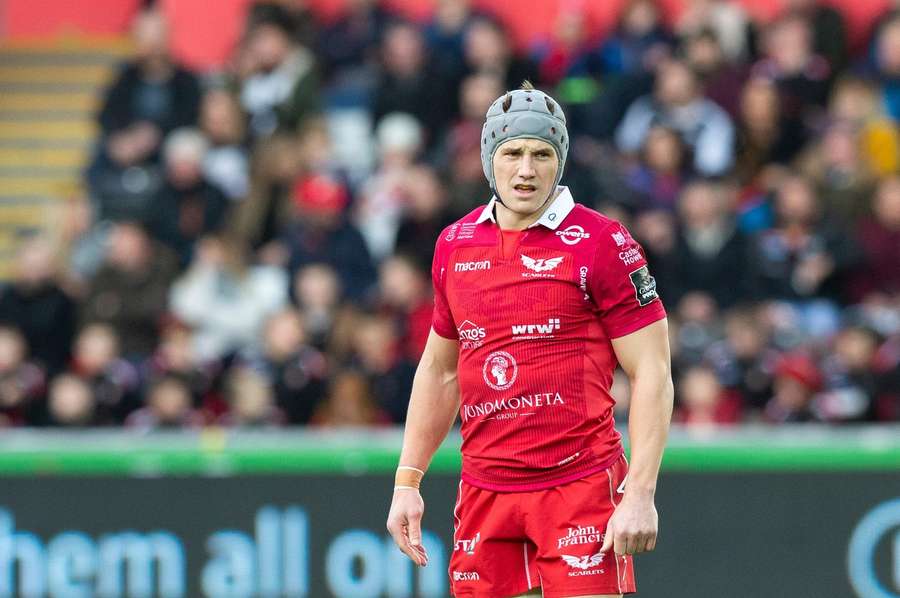 Jonathan Davies in action for Scarlets