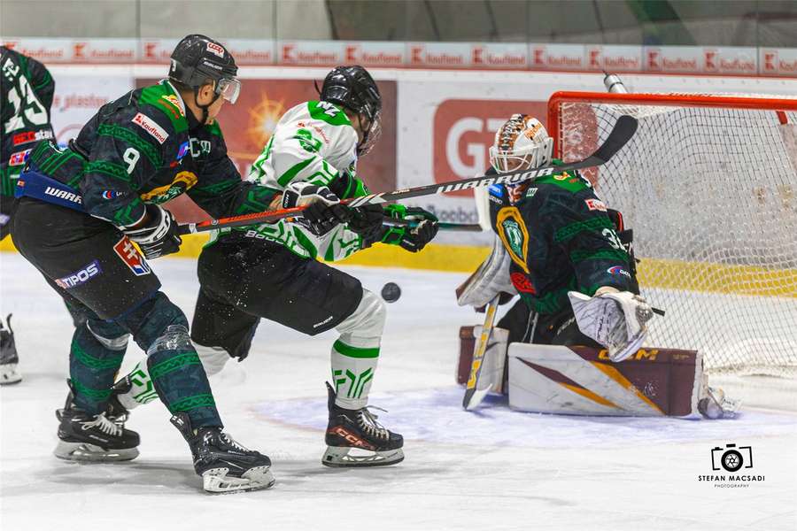 Nové Zámky vyhrali prvé stretnutie série. Nové Zámky vyhrali prvé stretnutie série.