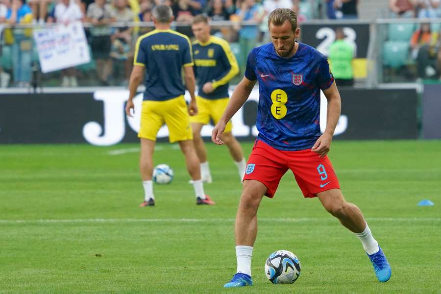 Harry Kane warms up ahead of kick-off