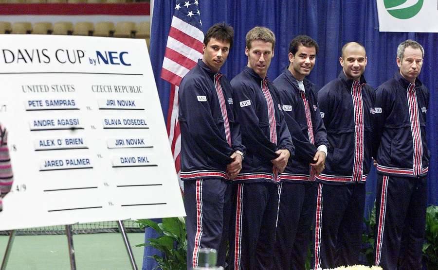Americká sestava Palmer, O'Brien, Sampras, Agassi a kapitán McEnroe při losu Davis Cupu 2000.