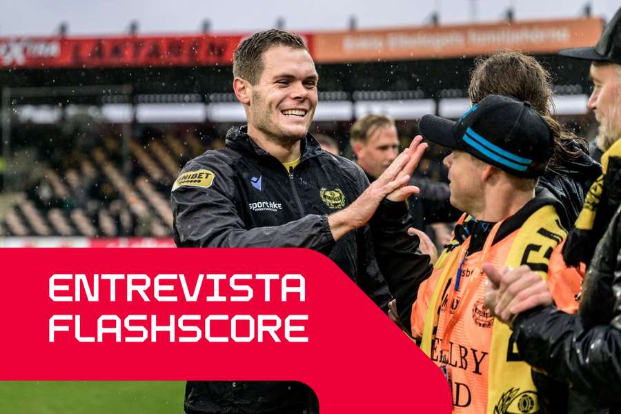 Jacob Bergstrom celebra com os adeptos do Mjallby após a partida