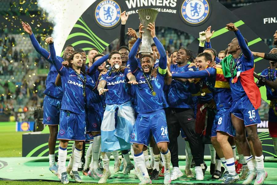 Die Chelsea-Mannschaft reckt den Pokal in die Höhe.