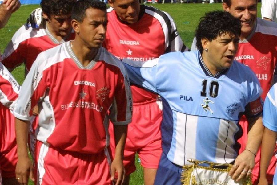 Nolberto Solano y Diego Armando Maradona, en el homenaje al 10 en Buenos Aires en 2001