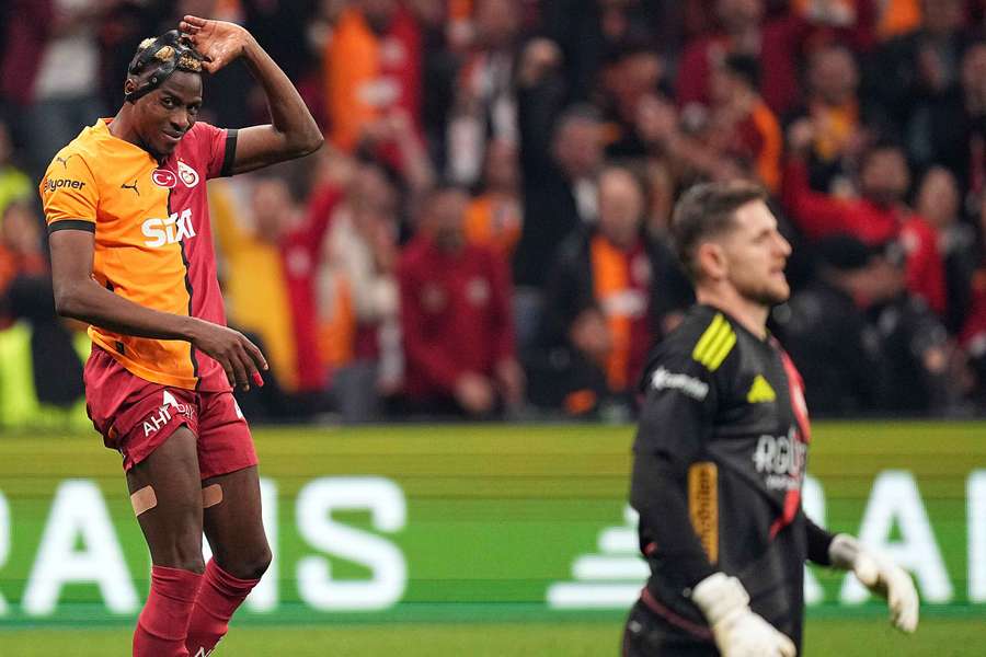 Osimhen tirou a máscara para festejar o hat trick