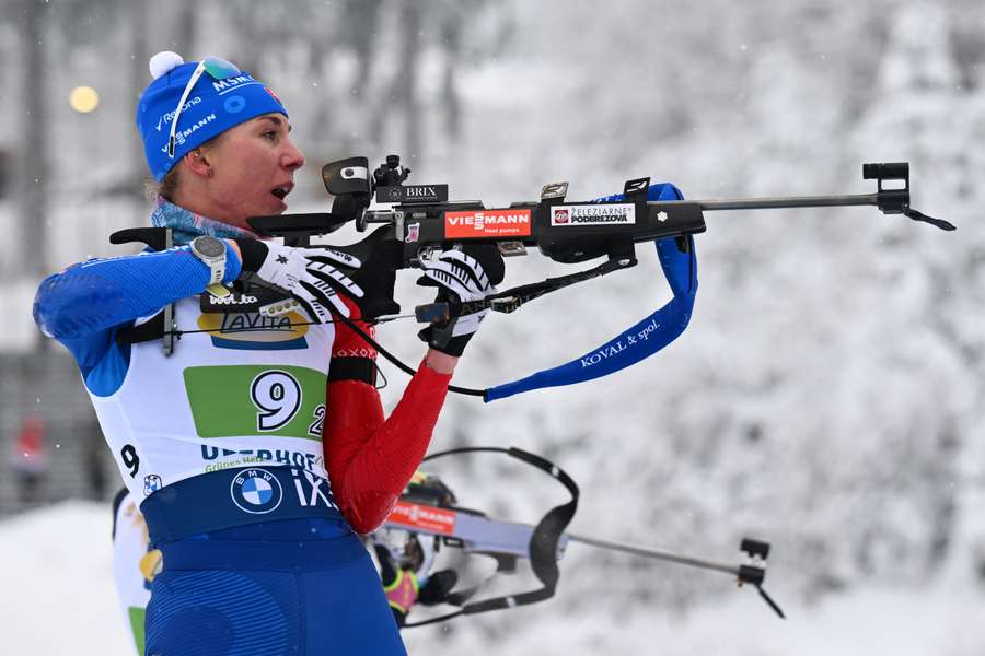 Kuzminová na strelnici v Oberhofe.