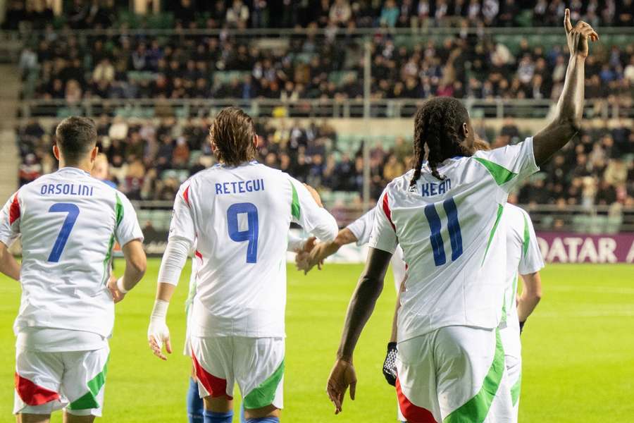 Kean celebra su gol con Italia ante Estonia, junto a Retegui y Orsolini