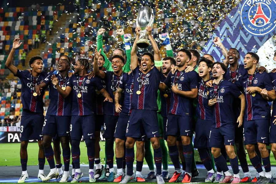 Los jugadores del PSG celebran con el trofeo