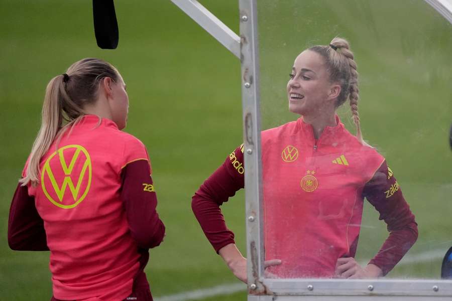 Giulia Gwinn (r.) hat sich zur Zukunft des deutschen Frauenfußballs geäußert.