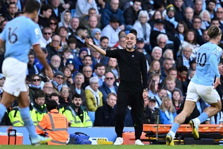 Pep Guardiola (C) says his Manchester City side is trying to 'avoid bad moments'