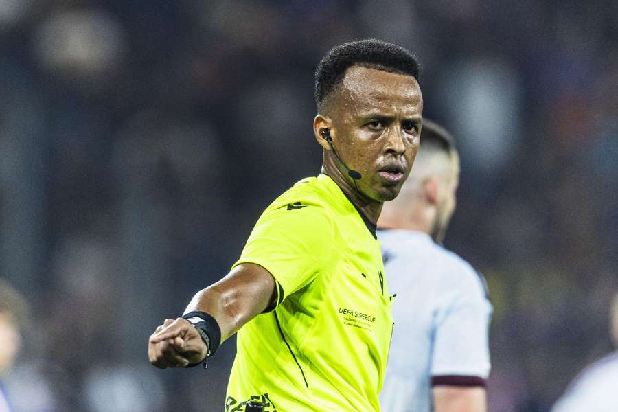 Arbitrul somalez Omar Artan a condus duelul din Supercupa Europei dintre PSG și Aston Villa Arbitrul somalez Omar Artan a condus duelul din Supercupa Europei dintre PSG și Aston Villa
