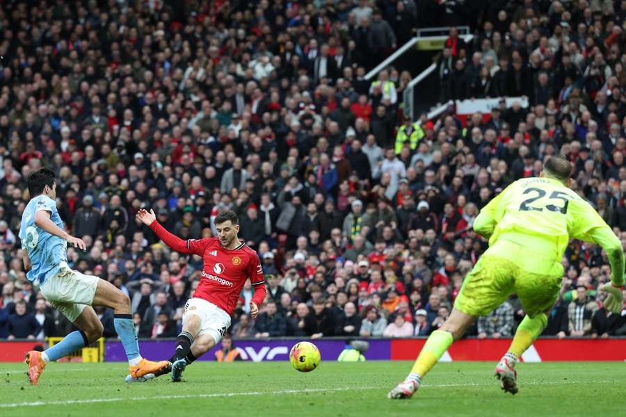 Man Utd boss Carrick excited to count on fit-again Mount for Leeds clash