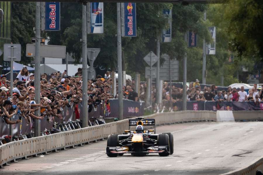 David Coulthard v monopostu RB7 v ulicích pražského Karlína.