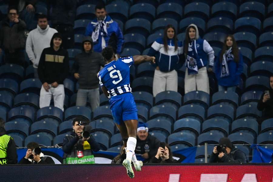 Samu Omorodion celebró un doblete