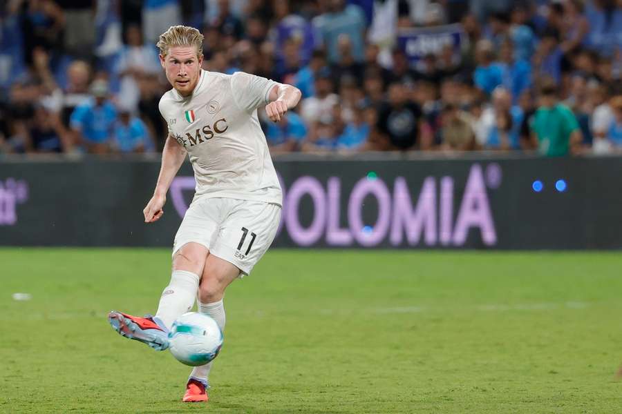 Kevin de Bruyne trifft bei seinem Pflichtspiel-Debüt stilecht per Freistoß.