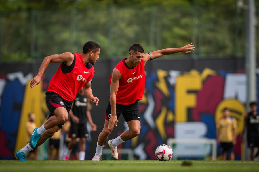 Ferran Torres a Vitor Roque na tréninku Barcelony.