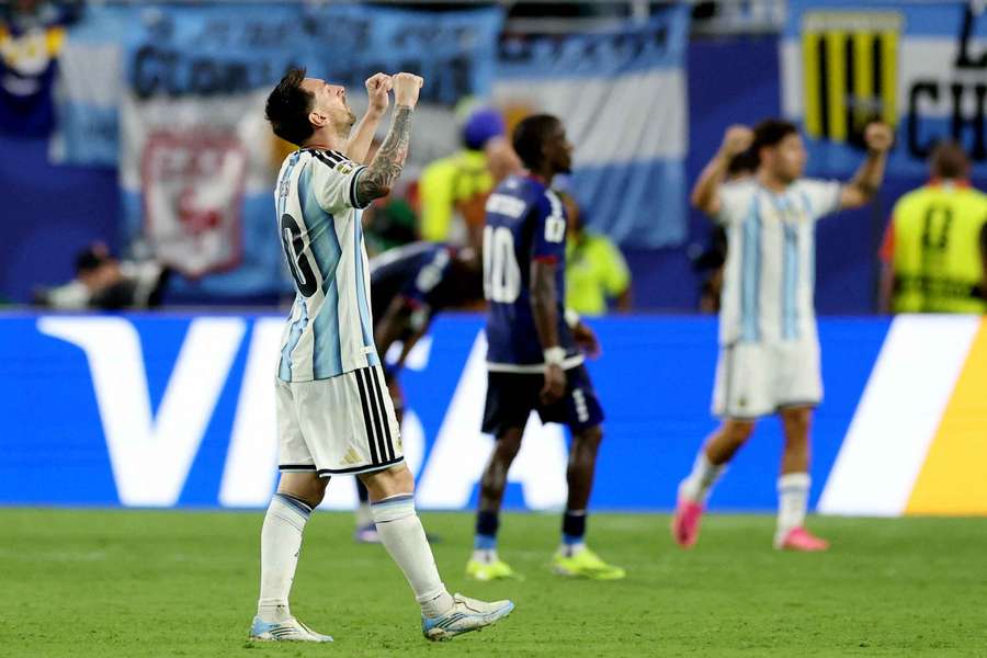 Messi con le braccia al cielo dopo una partita soffertissima Messi con le braccia al cielo dopo una partita soffertissima