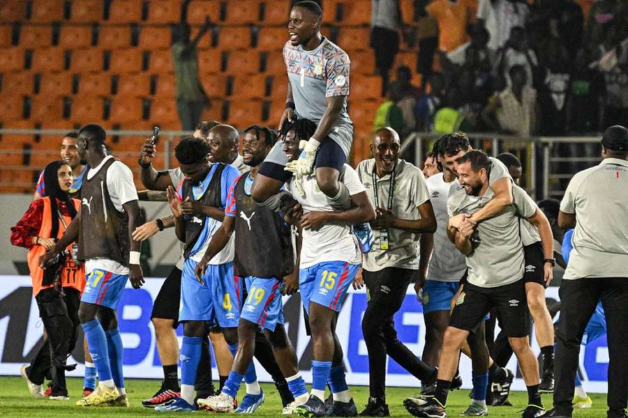 Lionel Mpasi porté par ses coéquipiers après la qualification en 1/4.