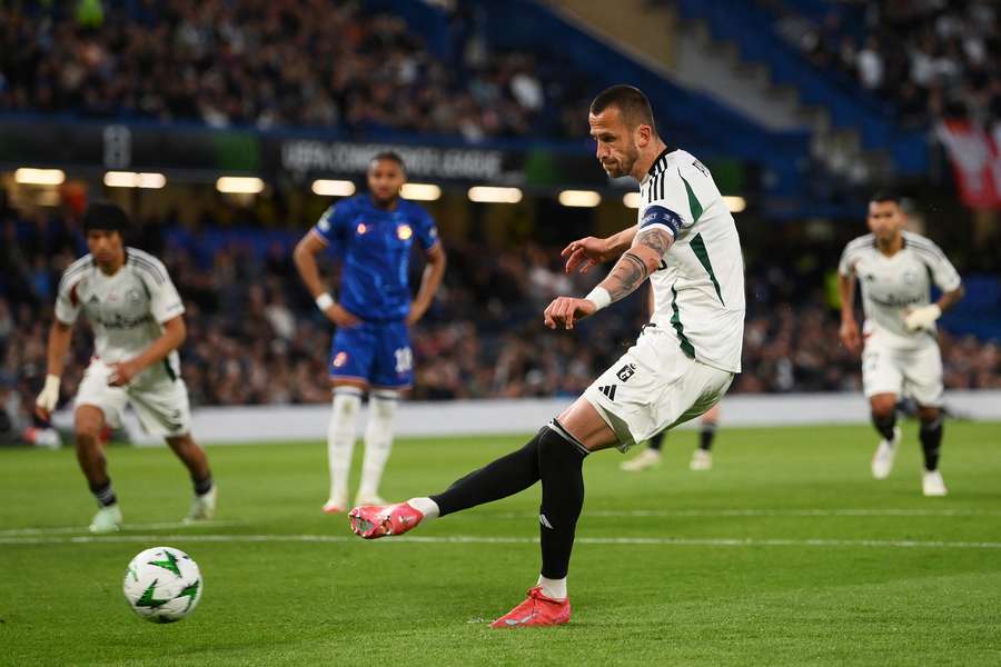 Pekhart vybojoval a následně proměnil penaltu na Stamford Bridge.