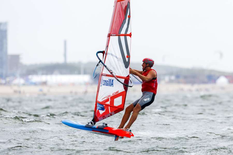 Luuc van Opzeeland in actie in de halve finale iQfoiling tijdens de negende dag van de WK in 2023