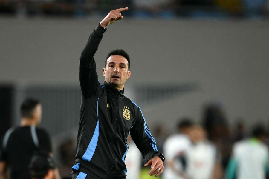 Scaloni dă ordine în timpul meciului.