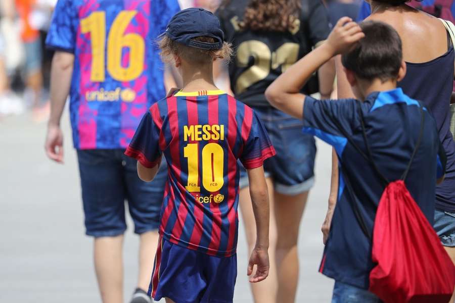 Un bimbo a Barcellona con la maglia di Messi