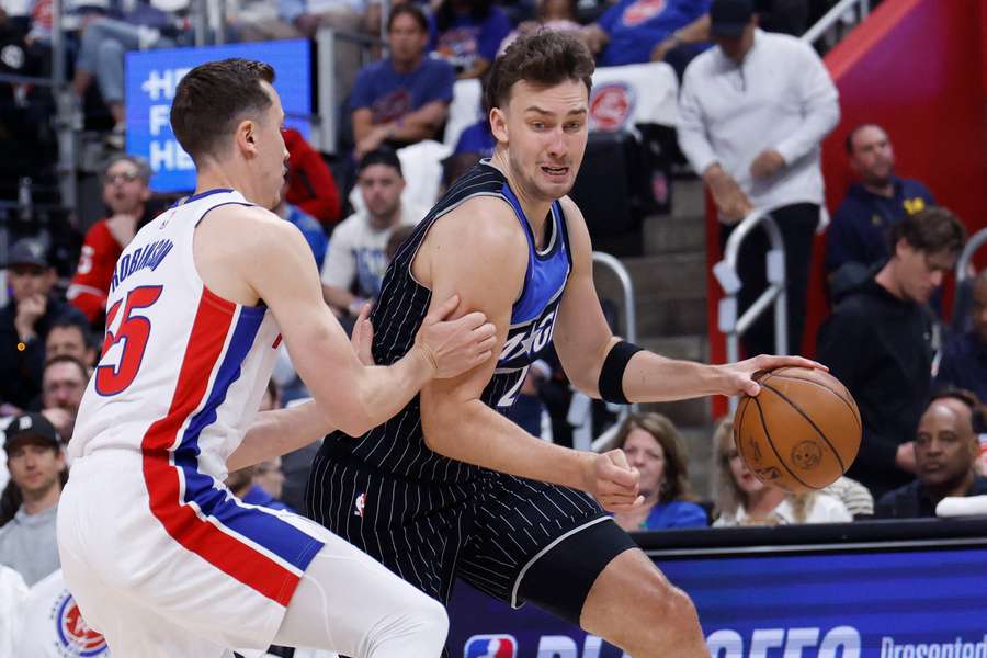 Franz Wagner (r.) am Ball