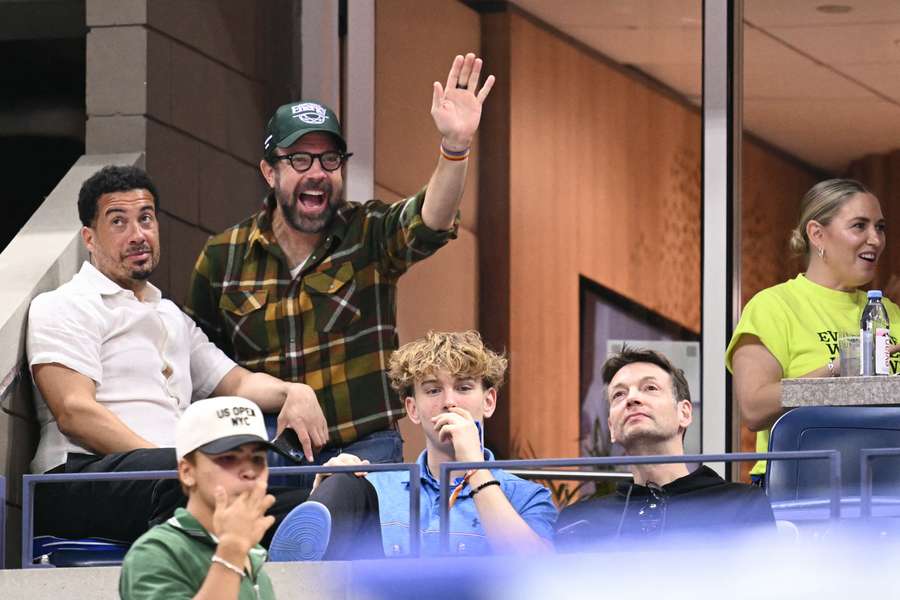 Jason Sudeikis beleeft een goede tijd op de Grand Stand