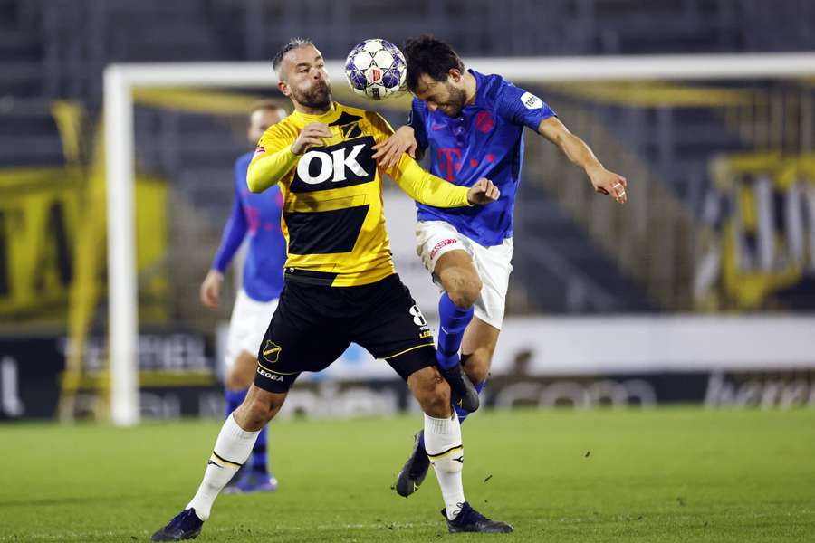 Seuntjens in actie voor NAC tegen FC Utrecht in december 2021