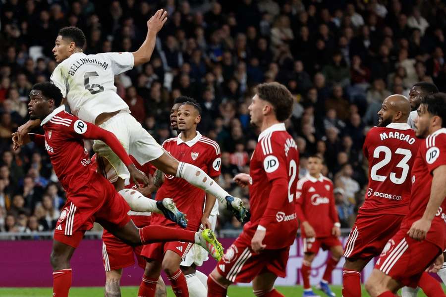 Bellingham eleva-se entre a defesa sevilhana para marcar o 1-0 Bellingham eleva-se entre a defesa sevilhana para marcar o 1-0