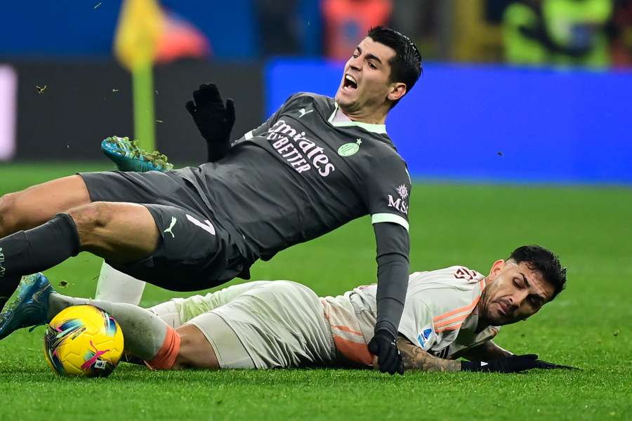 Morata em disputa de bola com Paredes
