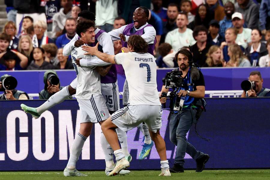 Alessandro Bastoni festeggia il gol contro la Francia in UEFA Nations League