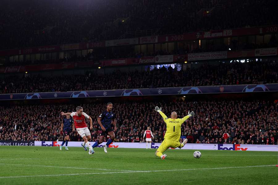 Leandro Trossard gives Arsenal the lead against Sevilla