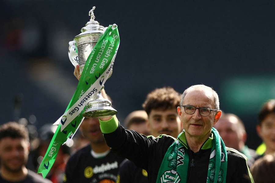 Martin O'Neill, treinador do Celtic, com a Taça da Escócia
