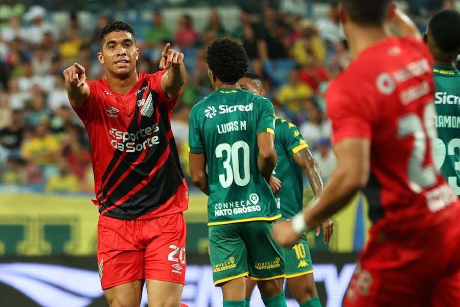 Julimar aproveitou assistência de Cuello para abrir o marcador na Arena Pantanal