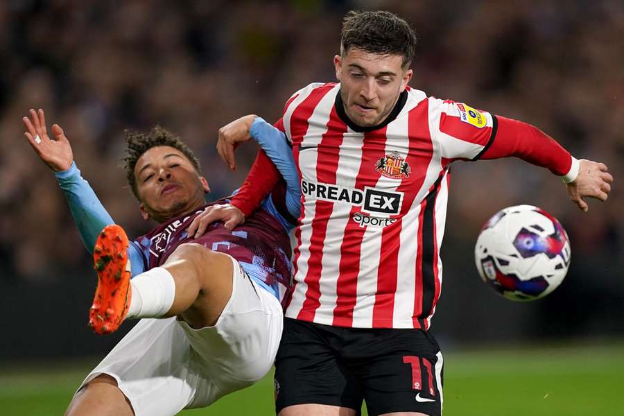 Sunderland's Lynden Gooch battles with Burnley's Manuel Benson