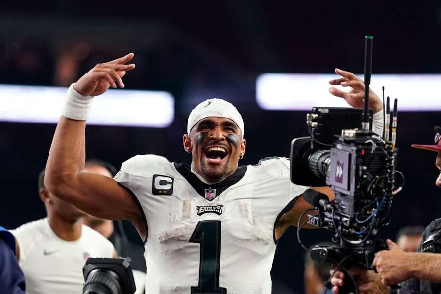 Jalen Hurts voltou à sua terra natal e teve grande atuação em mais uma vitória dos Eagles