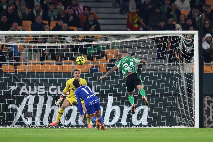 David Soria en la acción del 1-0 de Aitor Ruibal