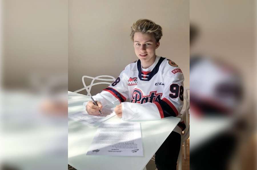 Čtrnáctiletý Connor Bedard při podpisu statusu 