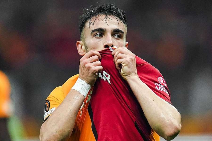 Yunus Akgün festeja pelo Galatasaray